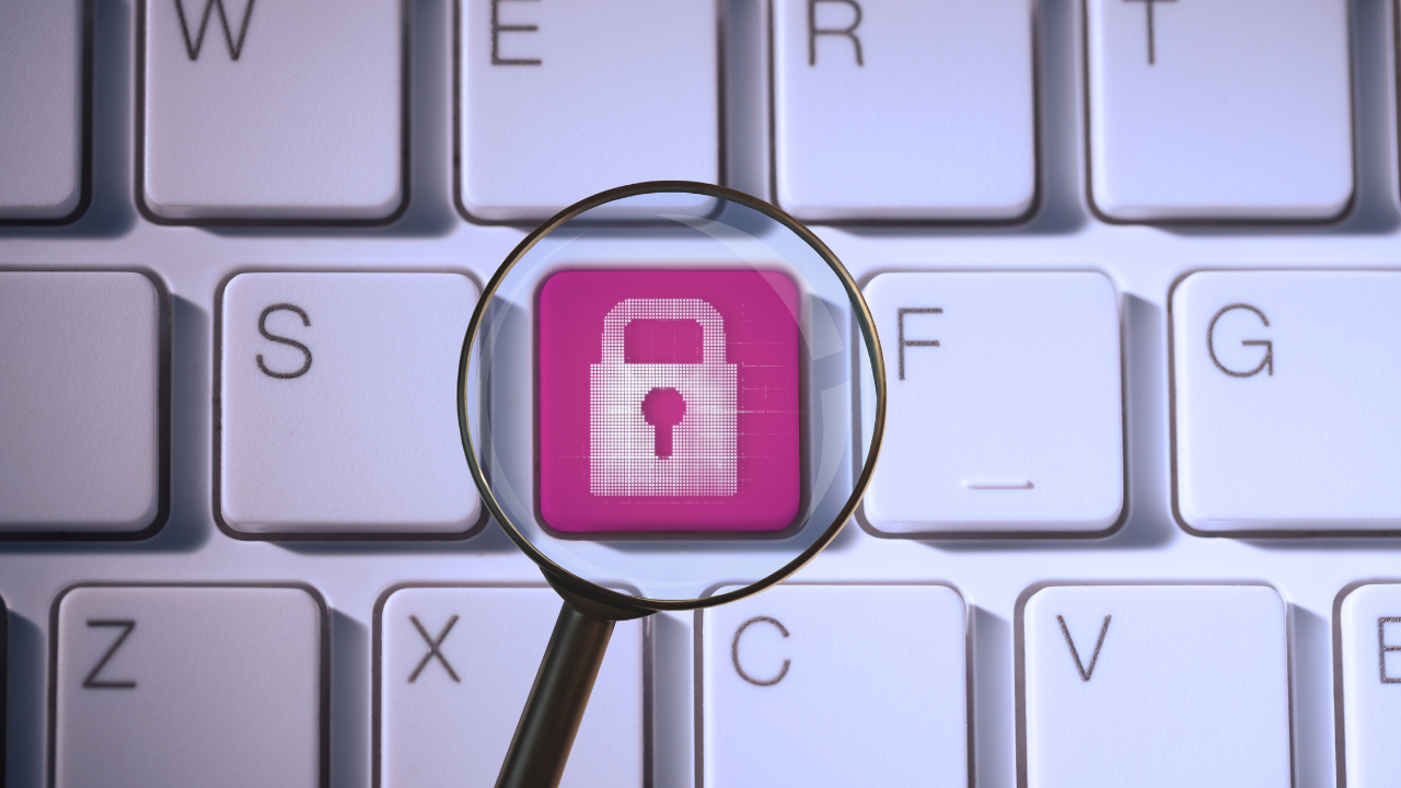 foto de um teclado de computador com um simbolo de cadeado vermelho no centro