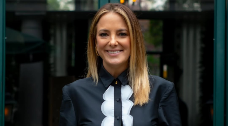 a apresentadora Ticiane Pinheiro de roupa preta e sorriso olhando para frente