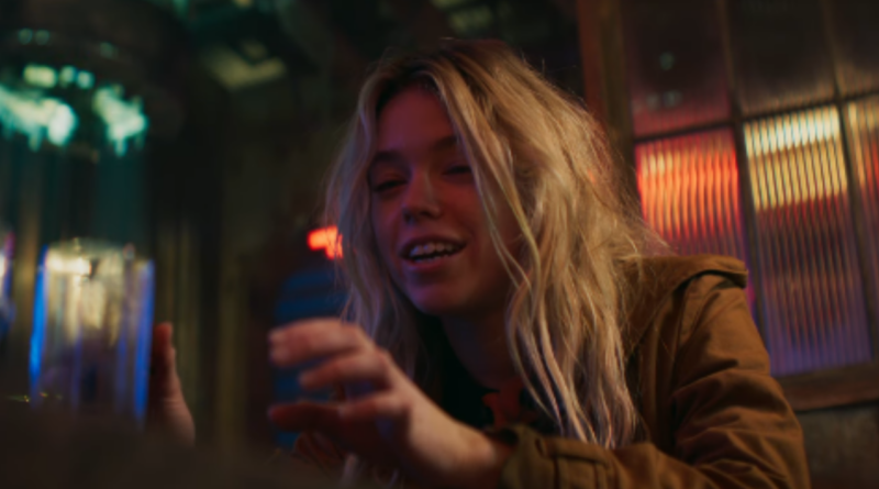 Milly Alcock como supergirl na versão rebelde