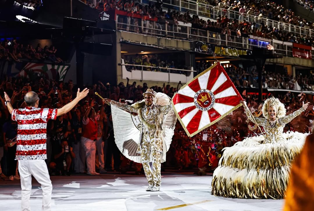 Mestre-sala e Porta-bandeira segurando a bandeira da Escola da Unidos da Viradouro