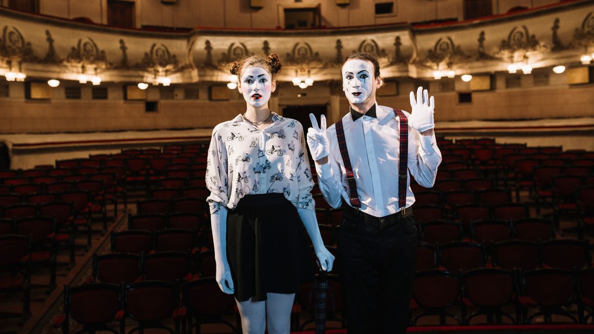 Agenda Cultural mostra na foto 2 atores em uma sala de teatro