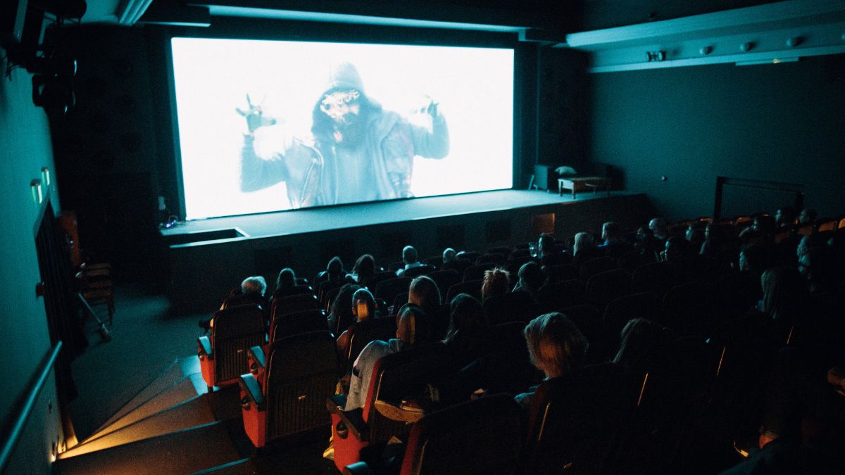 Backrooms. Foto de uma sala de cinema lotada