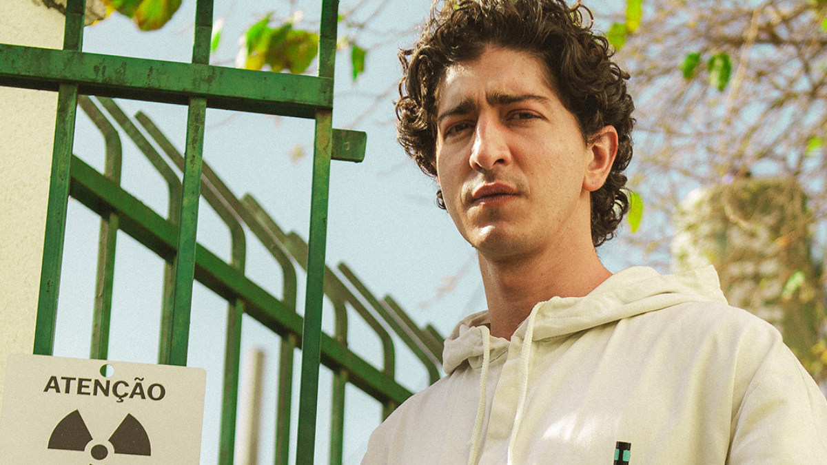 Foto do ator Johnny Massaro em 'Emergência Raioativa' em divulgação na Natflix