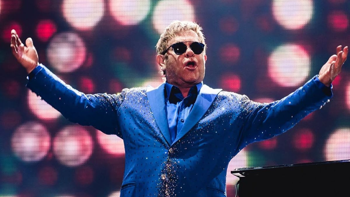 Rock in Rio 2026: Elton John no palco de braços abertos em show