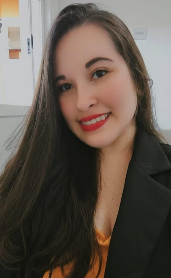 Foto da neuropsicóloga Juliana Figueiredo que explica sobre a nostalgia que impulsionam o retorno de sucessos de filmes e séries