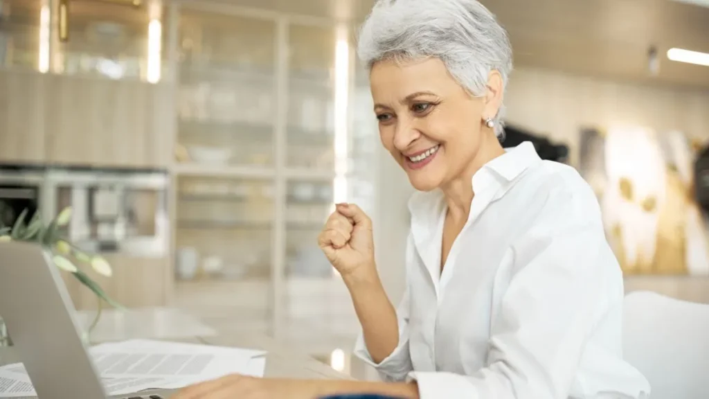 foto de uma idosa vendo o computador para ilustrar o tema Economia Prateada -  empreendedorismo Sênior