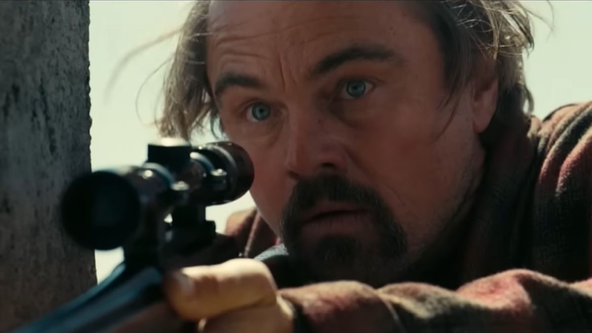 Foto de Leonardo DiCaprio em personagem de perfil no filme Uma Batalha Após a Outra (One Battle After Another)