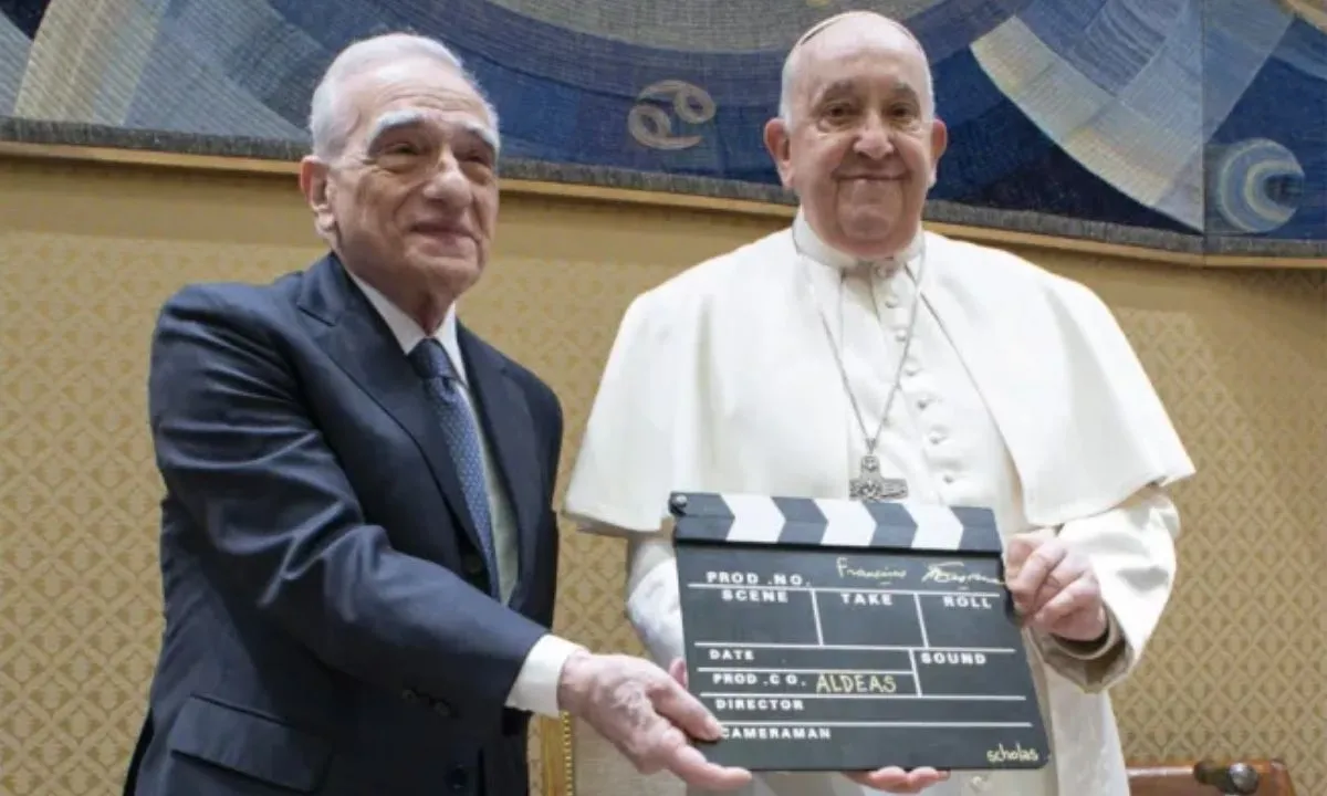 Martin Scorsese ao lado do Papa Francisco segurando uma claquete de cinema