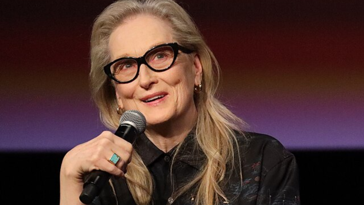 Foto de Meryl Streep segurando o microfone