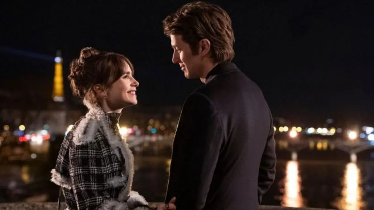 Netflix confirma temporada 6 de Emily em Paris; Foto de Emily e Gabriel olhando um para o outro em uma noite iluminada da segunda temporada