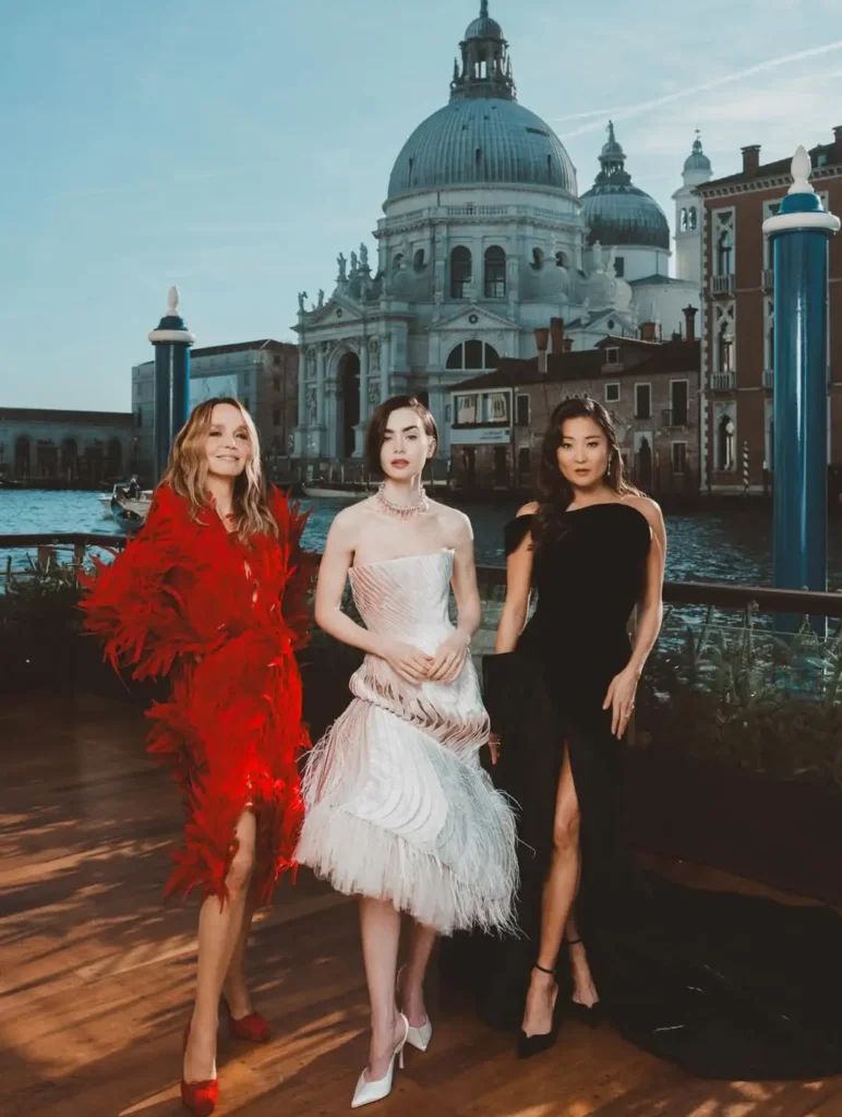 Emily em Paris 6ª temporada: Foto das atrizes Philippine Leroy-Beaulieu, Lily Collins e Ashley Park em dezembro de 2025