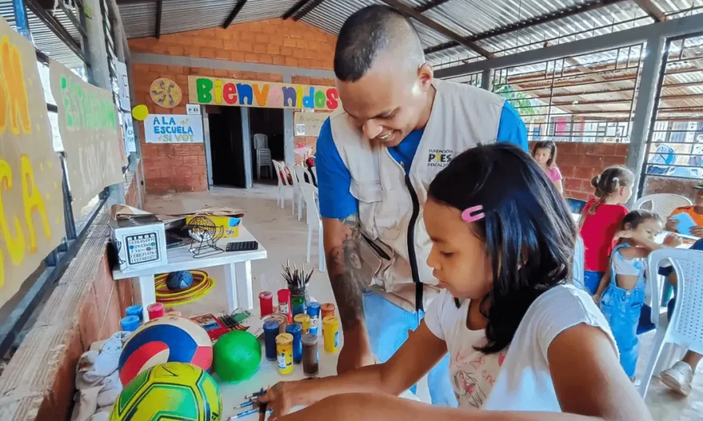Foto de um professor com uma aluna na Fundação de Shakira