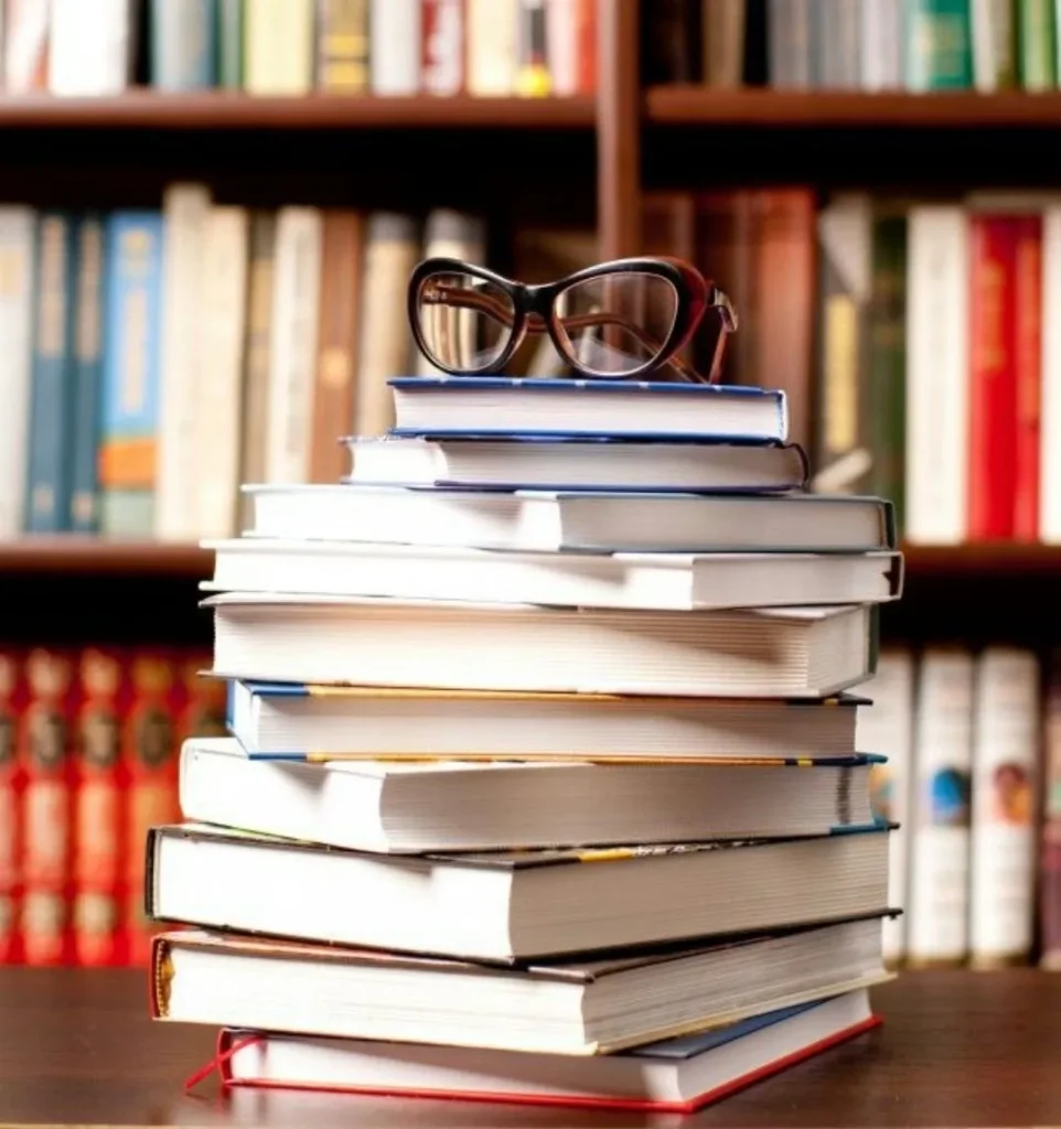 Prêmio Vivaleitura; foto com livros empilhados e no topo um óculos de leitura