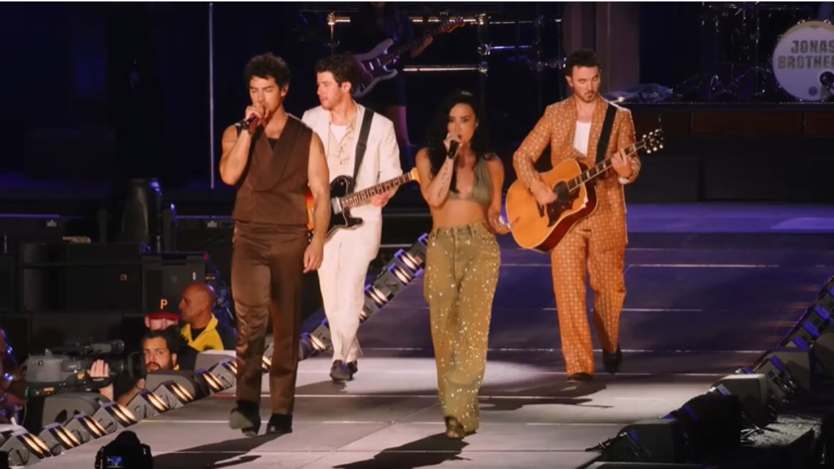 Jonas Brothers e Demi Lovato cantando juntos em show