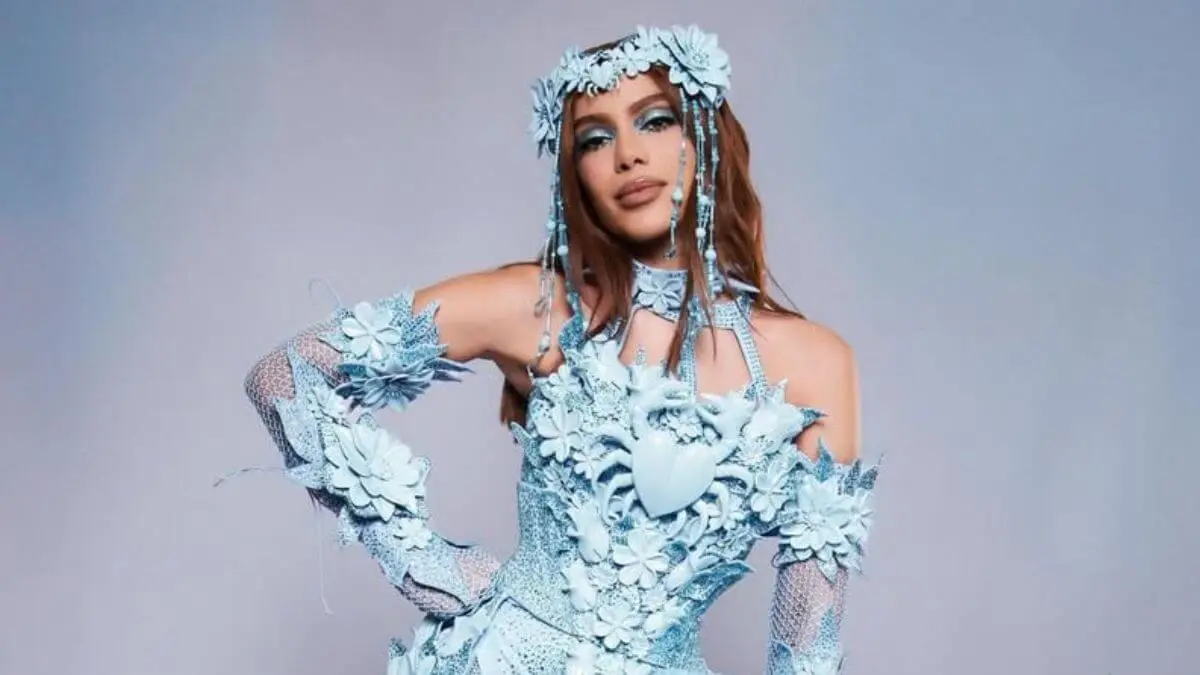 foto de Anitta de frente usando roupas e acessório de cabelo na cor azul celeste