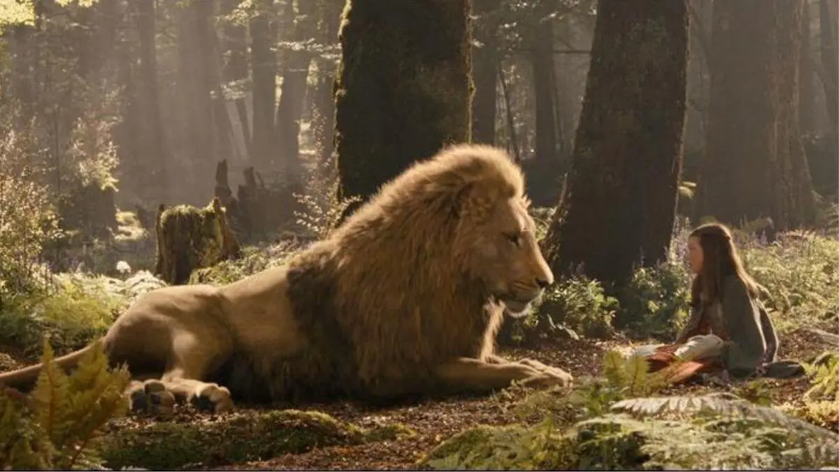 Cena do Filme de "As Crônicas de Nárnia" - Principe Caspian. Aslan e Lúcia em uma Floresta