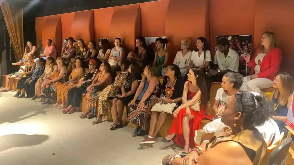 Foto de mulheres no evento homenageando Léa Garcia