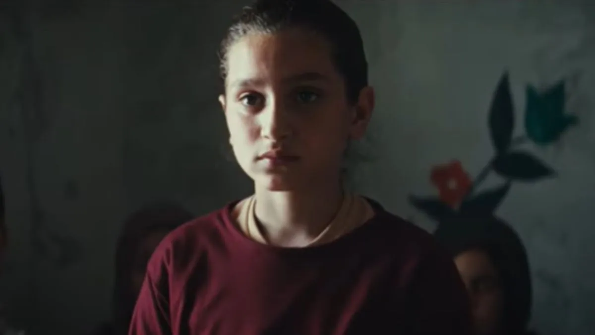 Foto retirada do trailer do filme no youtube "O Bolo do Presidente" de Baneen Ahmad Nayyef como Lamia |olhando para frente
