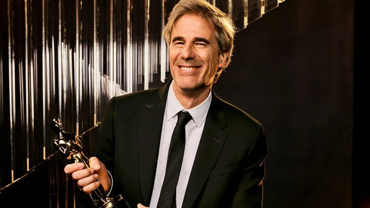 Walter Salles com a estatueta do Oscar na mão