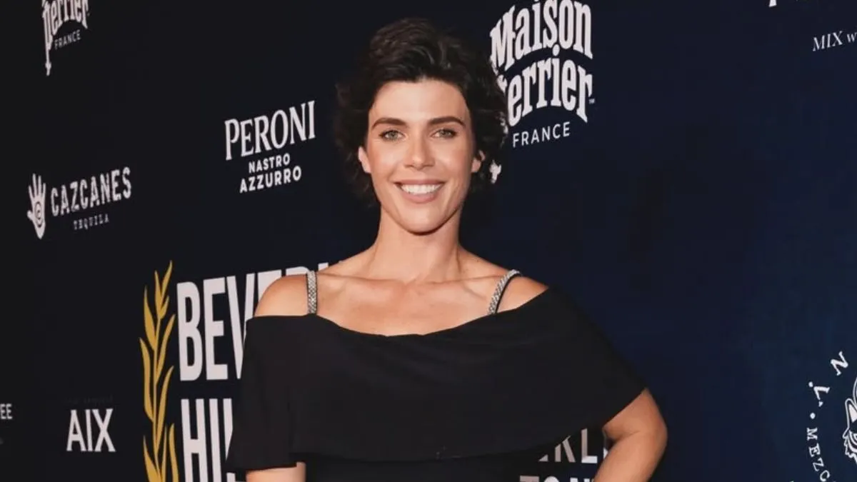 Atriz Bia Borinn de vestido preto de frente para a camera