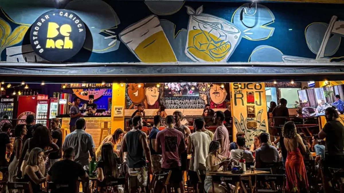 foto de um bar do rio lotado de pessoas ao lado de fora
