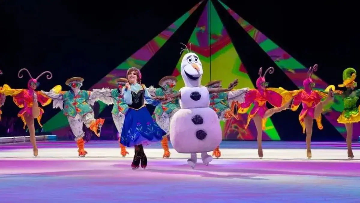 Foto com os personagens da Disney sob o gelo no espetáculo Disney On Ice