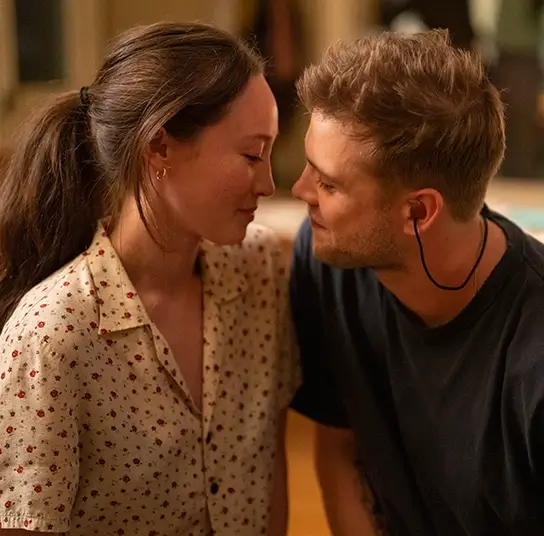 Foto de dois personagens em cena romantica do filme O Afinador