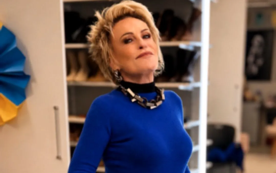 foto da apresentadora do Mais Você, Ana Maria Braga com as mãos na cintura olhando para frente, com blusa azul