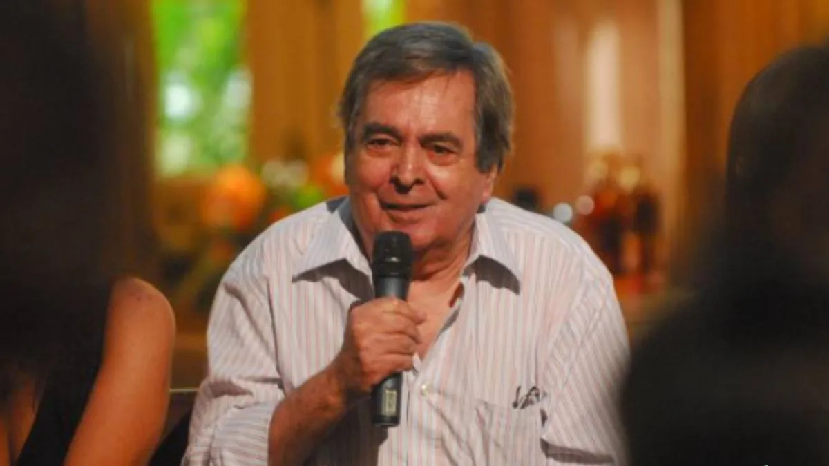 foto do dramaturgo Benedito Ruy Barbosa falando com um microfone na mão