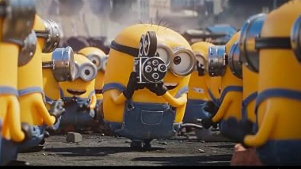 Minions em volta de um que está com a câmera na mão com seu macacão azul