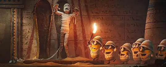 Foto de uma múmia a esquerda com os braços levantados e ao lado direito, 6 minions felizes. Cena de Minions & Monstros