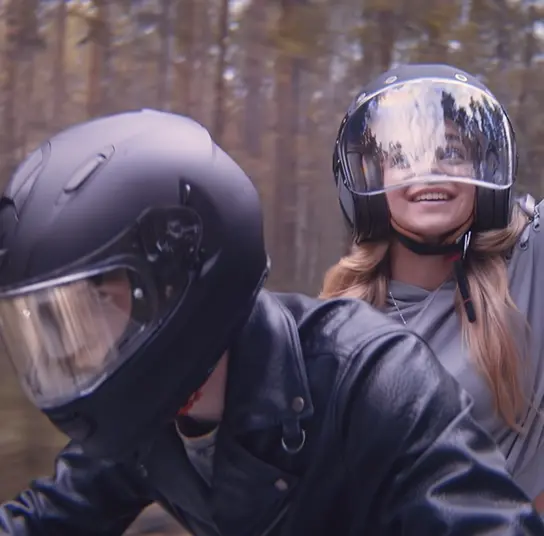 Foto de um casal em uma moto. Foto de uma das cenas de Coração Partido, filme da Paris Filmes