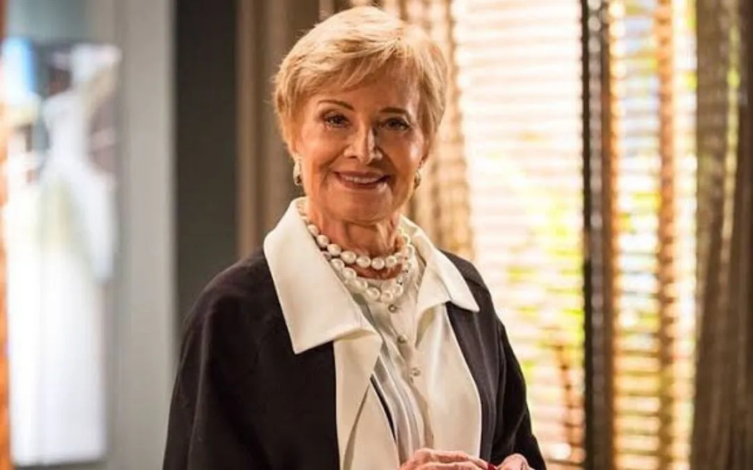 imagem de Gloria Menezes olhando para frente e sorrindo