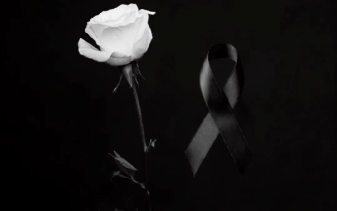 Imagem em cores off simbolizando o luto por grandes nomes que marcaram a TV Brasileira e que já morreram; Uma rosa branca e ao lado uma fita preta simbolizando o luto