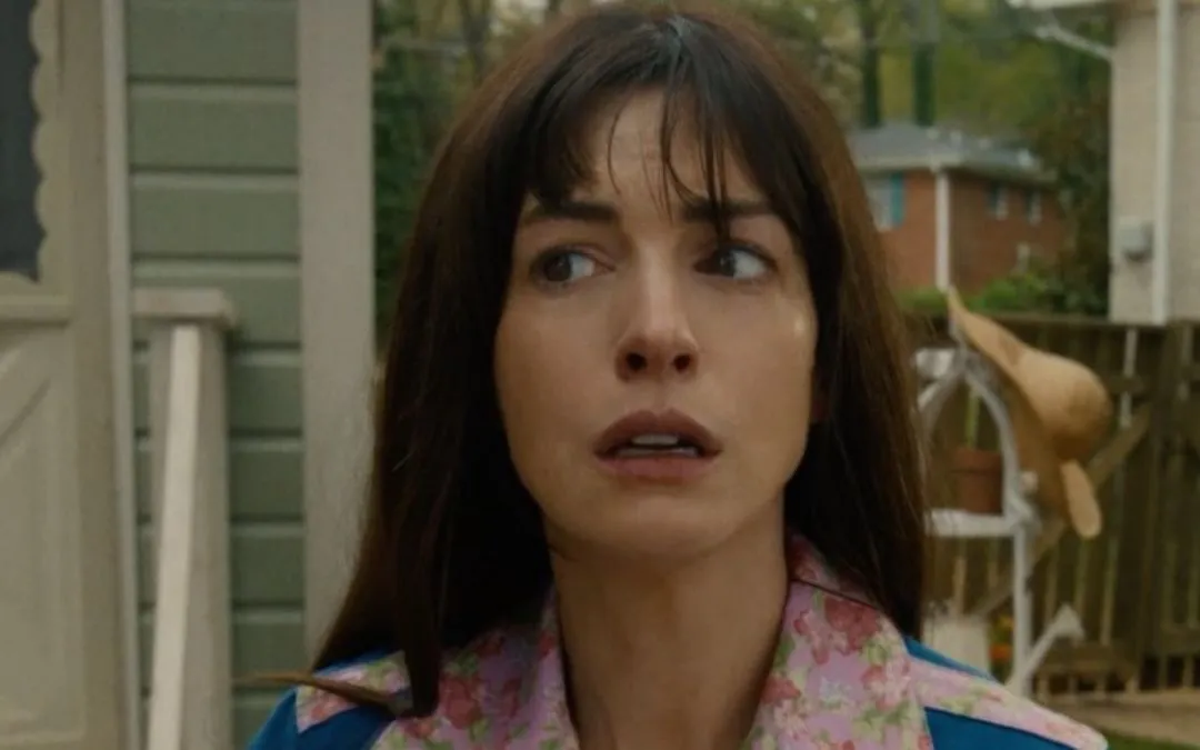 foto do rosto de Anne Hathaway com expressão de medo no filme O Fim da Rua