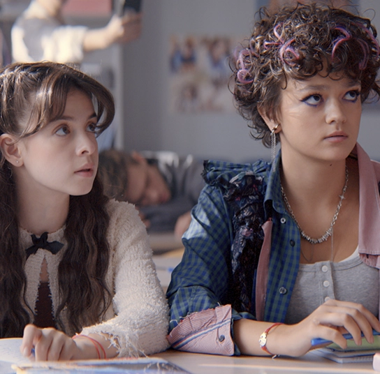 imagem de duas meninas olgando para alguém. Imagem do filme Coração Partido