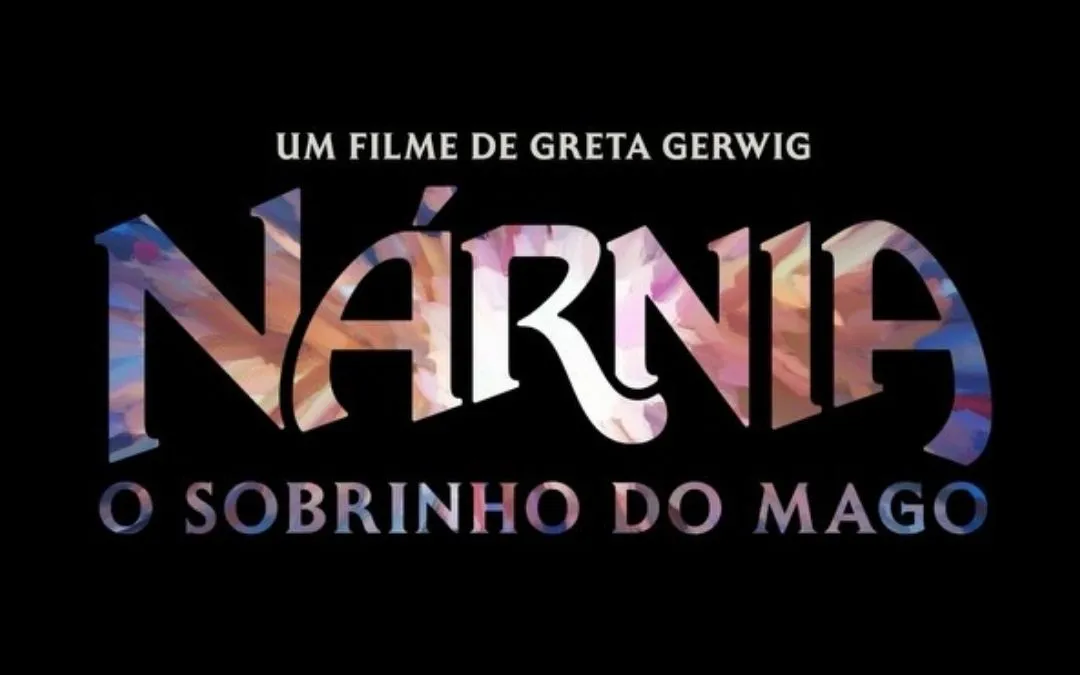 Foto com fundo escuro e letras coloridas escrito Nárnia o sobrinho do mágico - um filme de Greta Gerwig