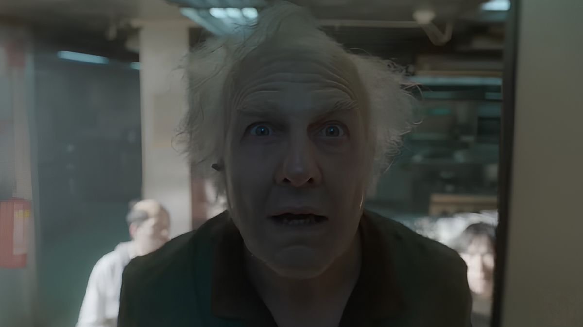 Tom Cruise caracterizado para o filme Digger. Na foto, o rosto do ator está assustada e em evidência