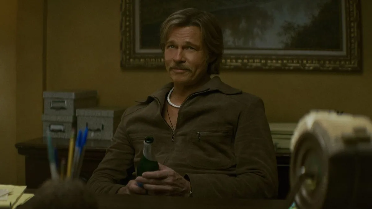 Foto de Brad Pitt no filme As Novas Desventuras de Cliff Booth divulgada pela Netflix