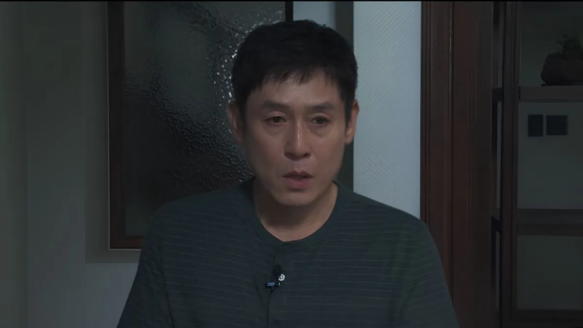 imagem de um homem com rosto sério. Cena do filme da Netflix Amor Possível