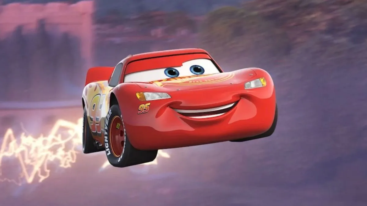 Imagem do Relampago McQueen no ar. Foto para ilustrar a matéria de curiosidades sobre Carros da Pixar