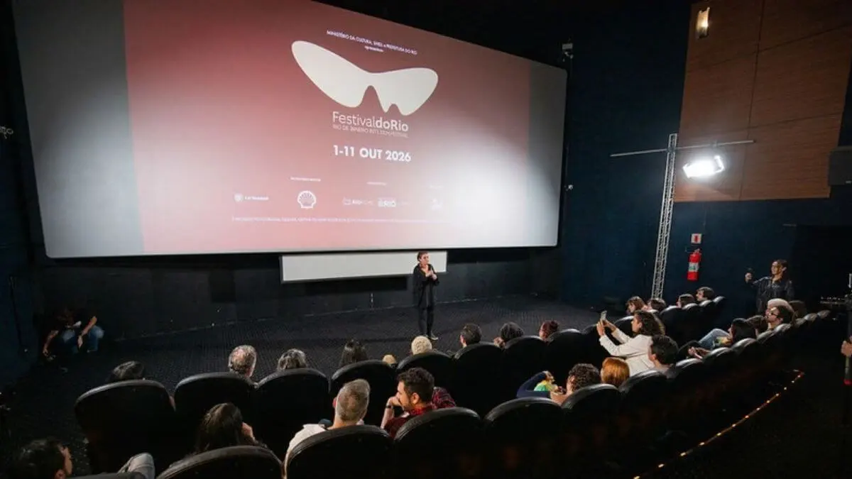 Imagem de uma sala de cinema com a arte do Festival do Rio 2026