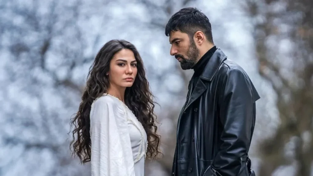 Demet Özdemir e Engin Akyürek em cena de Meu Nome é Farah