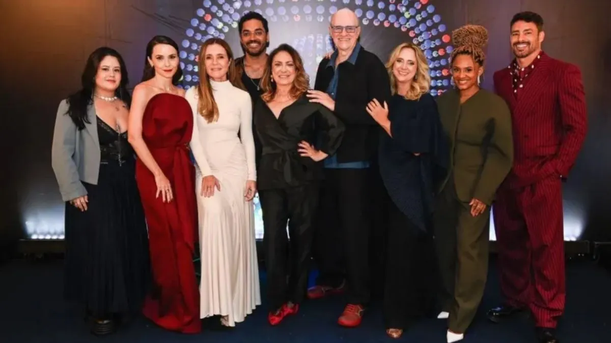 foto do elenco de Avenida Brasil 2 no upfront globo 2027